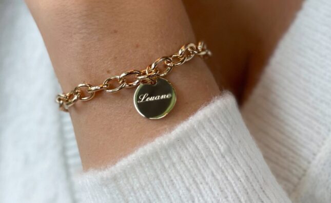 Offrir un bijou avec prénom : la personnalisation chic
